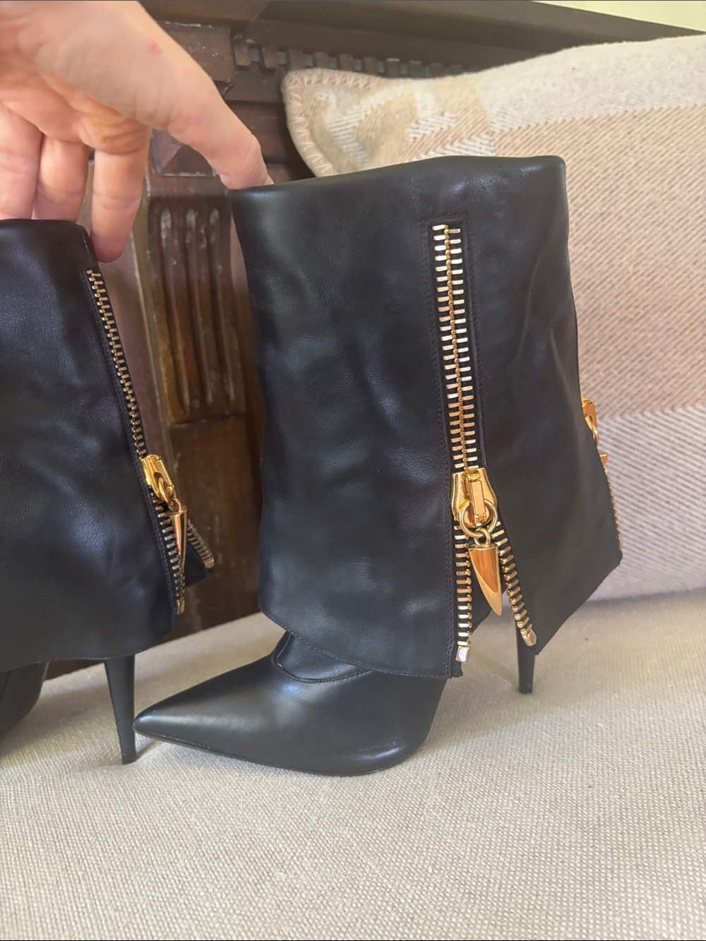 Giuseppe Zanotti Black Leather Pointed Heel Boots with Gold Zip